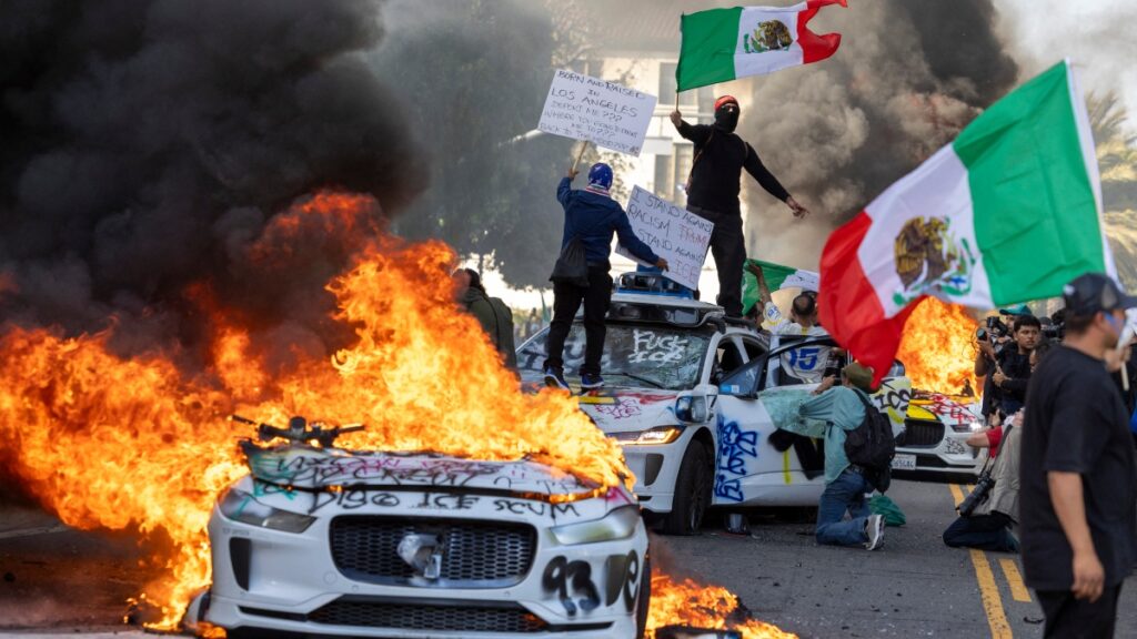 Critica Elon Musk protestas en Los Ángeles e incendio de coches autónomos