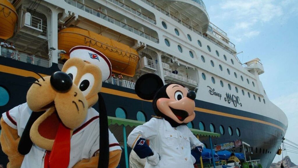 Un padre saltó al mar desde un crucero de Disney para salvar a su hija; ambos fueron rescatados