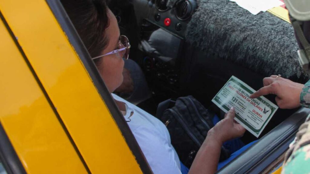 Dólares falsos caen del cielo en Ecuador