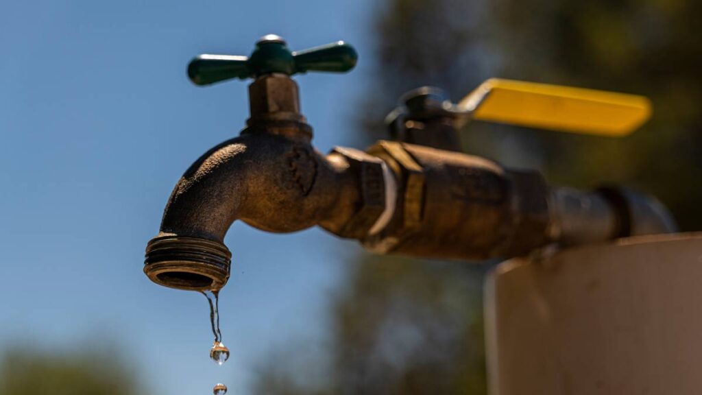 Hay variaciones en suministro de agua por reparaciones en Eje 6.