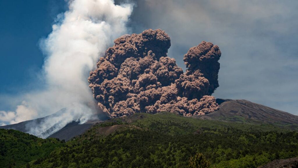 Captan erupción del volcán Etna desde el espacio; comparten una impactante imagen