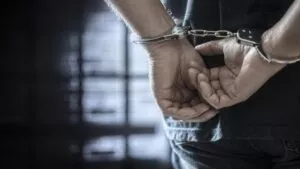 "¡Ya, mamá!": mujer agarra a cinturonazos a su hijo por robarse una bocina en Neza