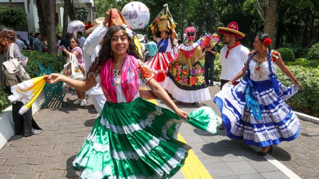 A que hora son los lunes de cerro de la guelaguetza