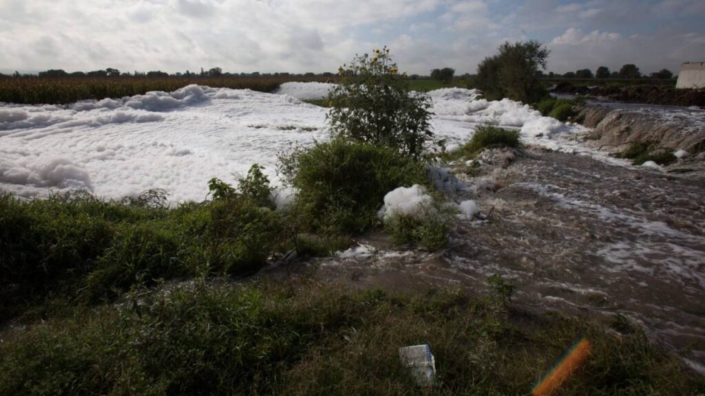 Las lluvias dejaron calles anegadas en Zimapán.