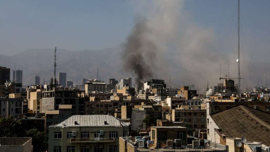 Israel bombardea Irán y afirma haber matado a 3 comandantes en el noveno día del conflicto