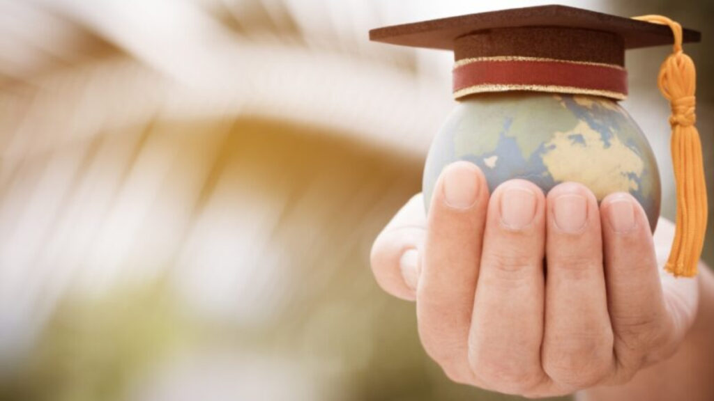 ¿Eres médico del ISSSTE? Así puedes estudiar en el extranjero con beca de 22 mil 600 pesos mensuales