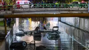 ¿Qué hacer si a tu automóvil se lo lleva el agua en una inundación?