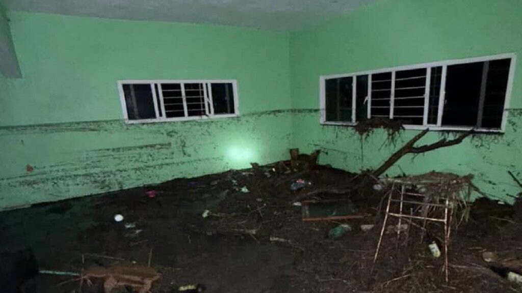 "Mamá, me voy a enfermar": niñas suplican a su madre que las deje entrar a casa mientras lloran bajo la lluvia