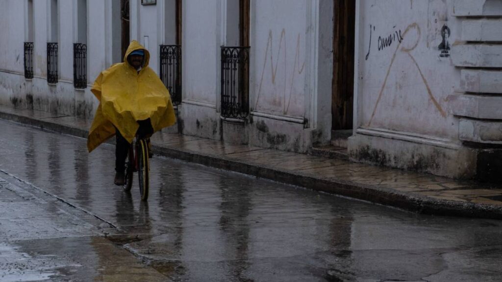 Huracán Erick hay fuertes lluvias, oleaje y suspensión de clases.