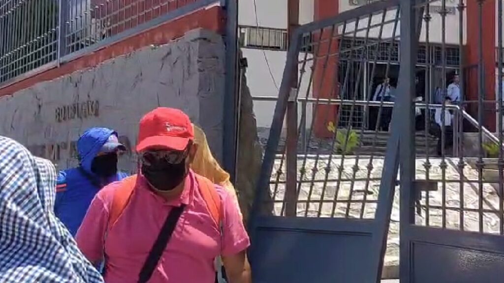 Maestros de la CETEG derriban portón de la Auditoría en Chilpancingo, Guerrero; desalojan oficinas