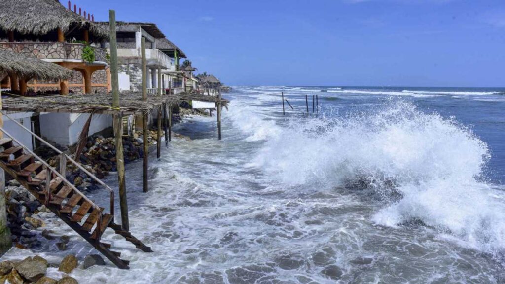 Mar de fondo en Acapulco sorprende a turistas