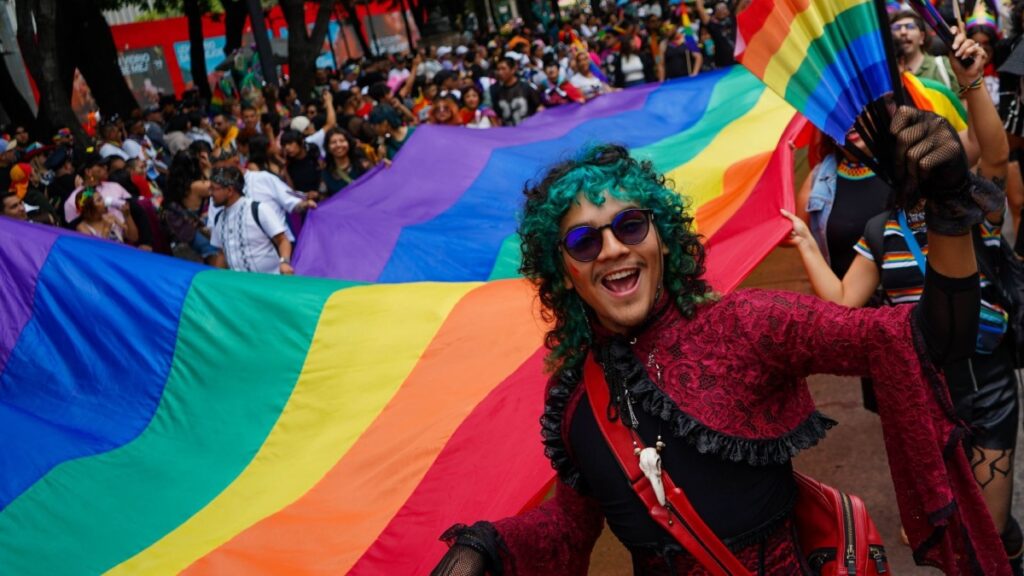 Marcha del Orgullo LGBTTTIQ+ en la CDMX reunió a 800 mil personas, destacan saldo blanco