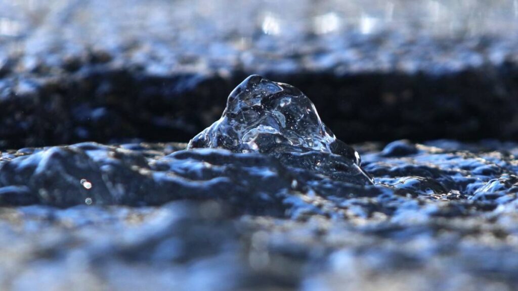 Por megafuga de agua cierran circulación de Eje 6 Sur.