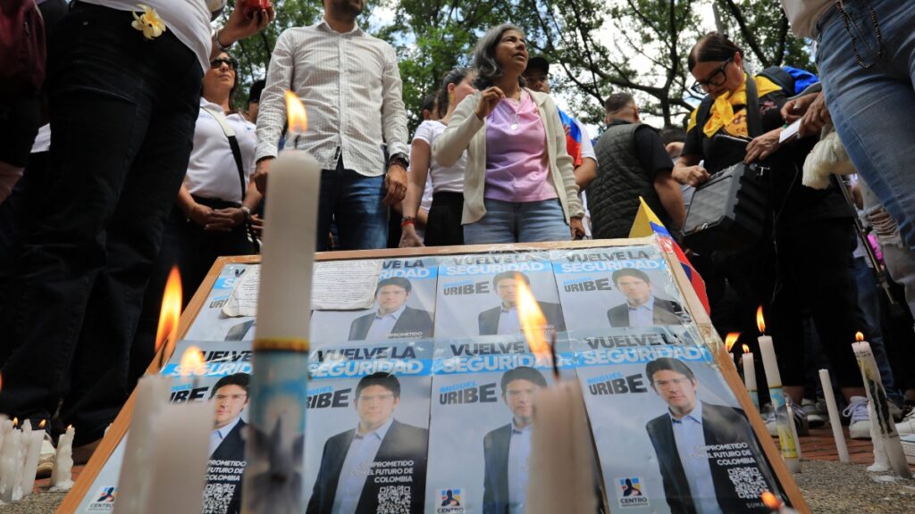 Aunque superó la primera cirugía que le practicaron el sábado por los 3 disparos, Miguel Uribe sigue en máxima gravedad, y terapia intensiva.