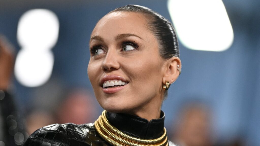 Miley Cyrus se roba todas las miradas en NY con un atrevido vestido negro completamente transparente