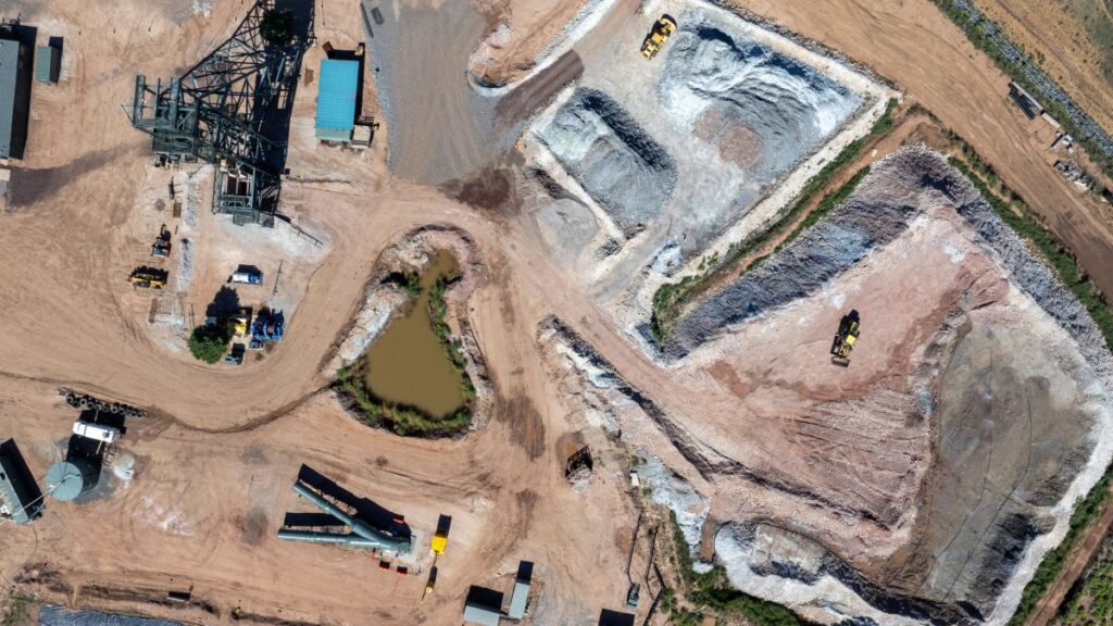 Vista aérea de una mina de uranio.