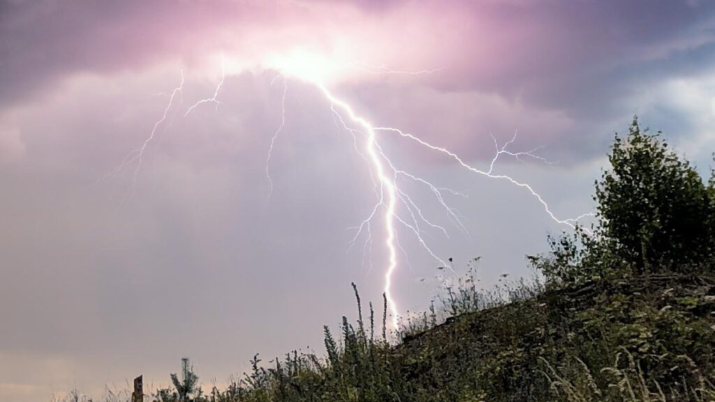 rayo casi les cae a niños en coahuila