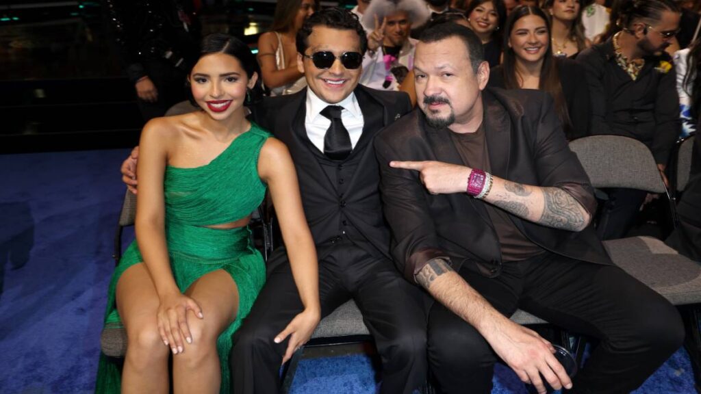 Nodal y Pepe Aguilar cantan por primera vez y Ángela Aguilar tiene esta emotiva reacción