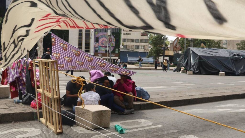 Normalistas liberan un carril en Reforma.