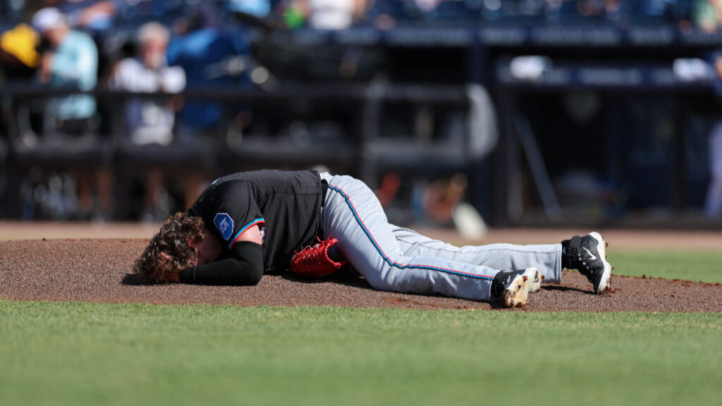 Pitcher sufre pelotazo en la cabeza durante calentamiento
