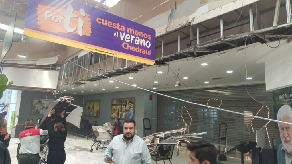 Caída de plafón en supermercado de CDMX deja un herido: videos