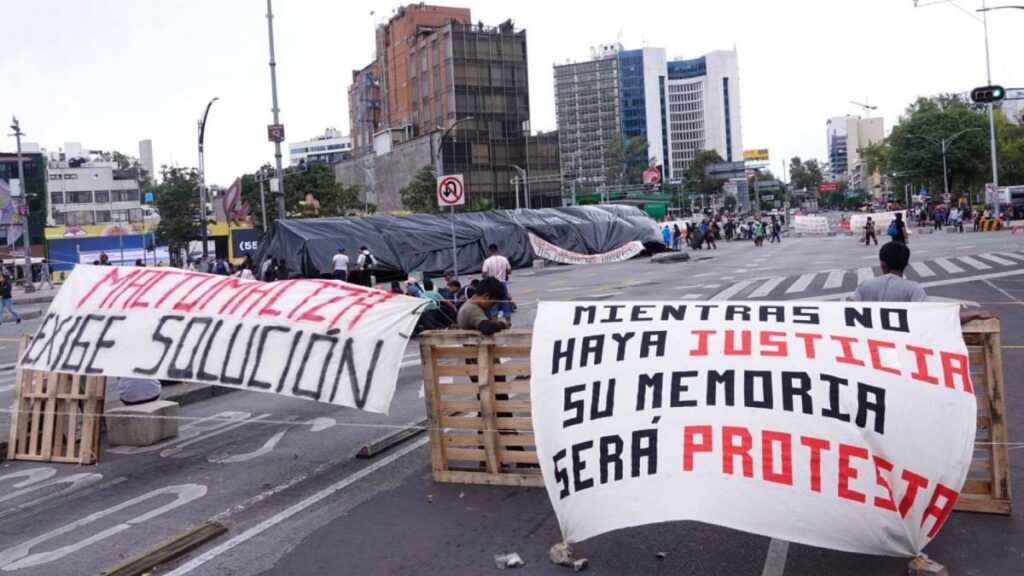 Normalistas de Chiapas mantienen plantón en Reforma.