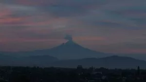 Captan "tren de luces" volando cerca del volcán Popocatépetl