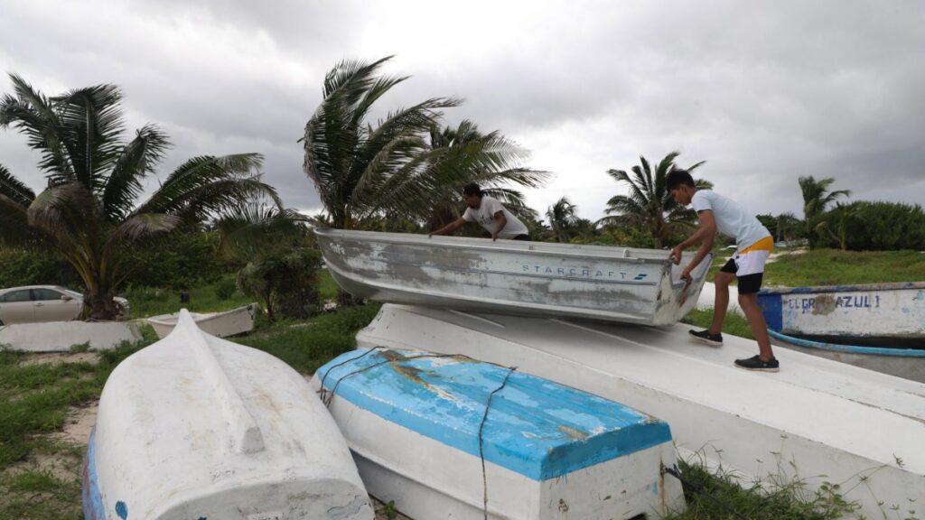 Prevén que Barbara se intensifique a huracán categoría 1 durante la madrugada