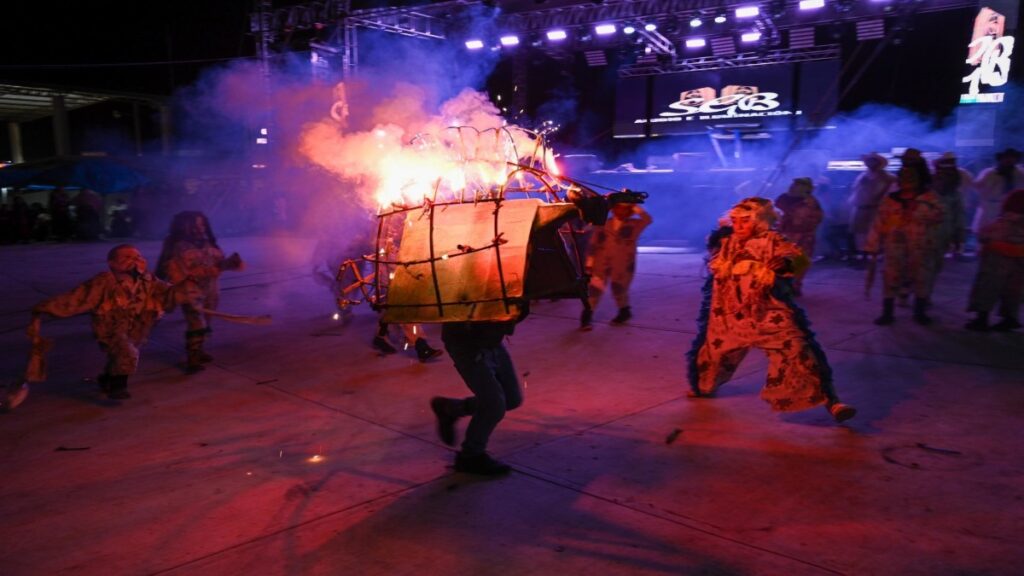 Niña se salva de explosión de pirotecnia en plena Calenda en Oaxaca