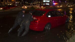 ¡Evita forzar la máquina! La diferencia entre cobrar o no el seguro si quedas varado en una inundación