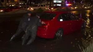 ¡Evita forzar la máquina! La diferencia entre cobrar o no el seguro si quedas varado en una inundación