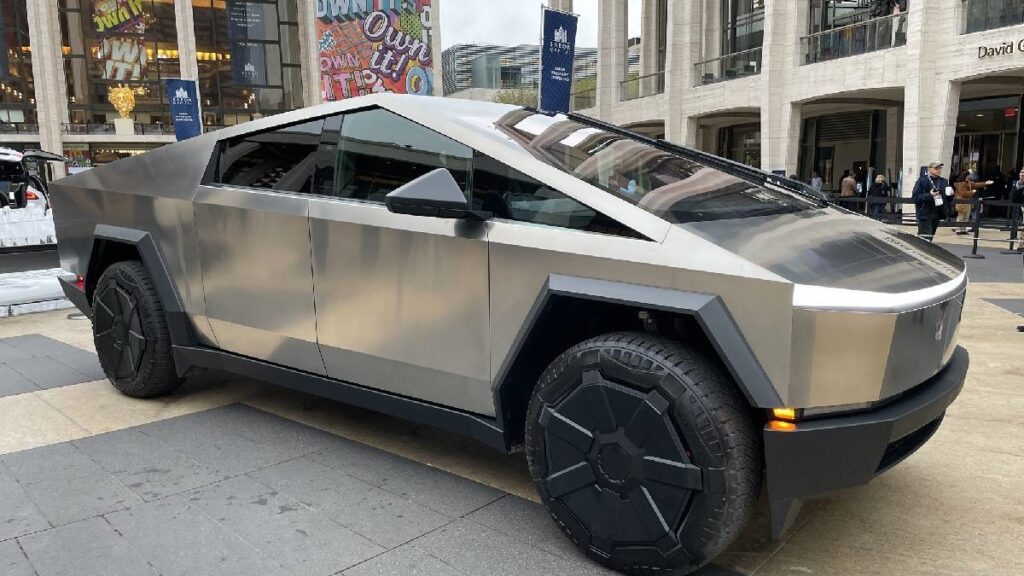 que-paso-en-polanco-se-llevan-al-corralon-la-cybertruck-de-igor-lichnovsky-jugador-del-america