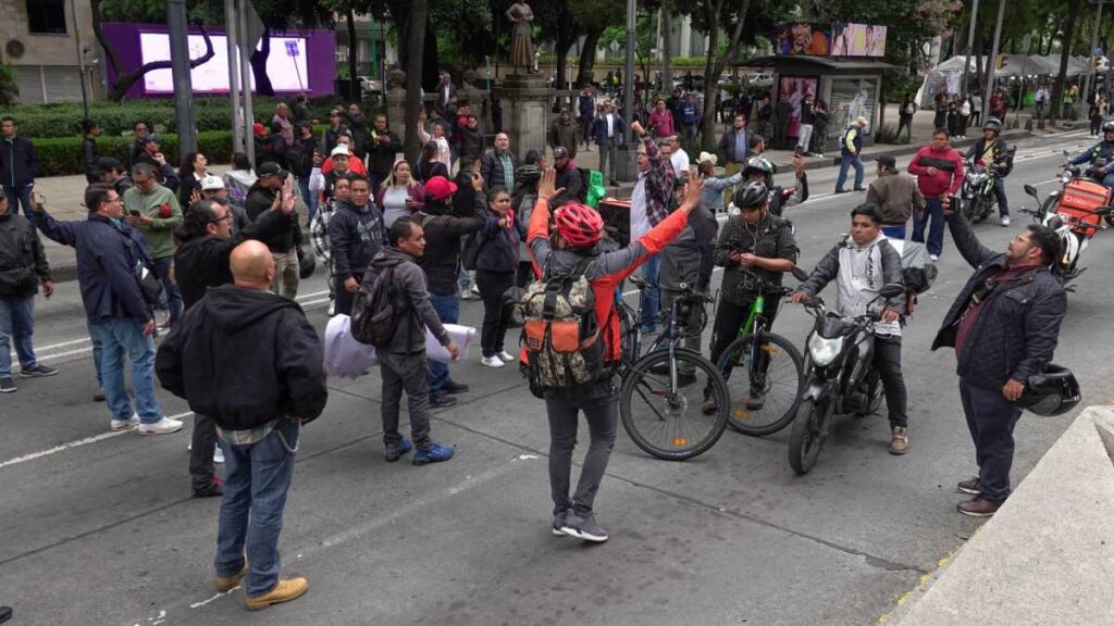 Repartidores de aplicación liberan paseo de la reforma
