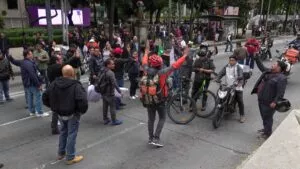 Repartidores levantan bloqueo en Reforma tras 6 horas de protesta