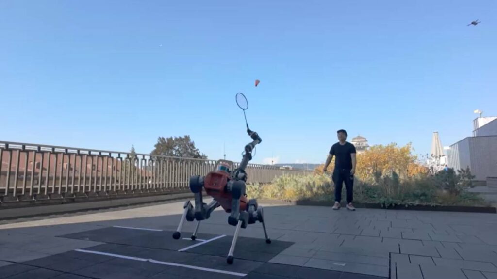 Robot de bádminton es impulsado por IA ¡y ayuda a entrenar a humanos!