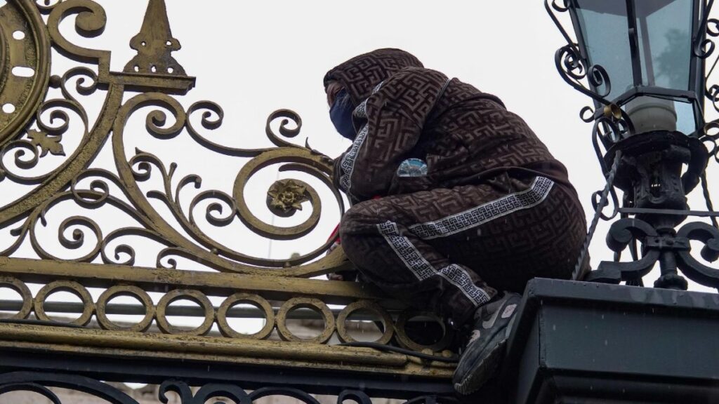 Feministas trepan rejas de la Segob; piden hablar con Rosa Icela