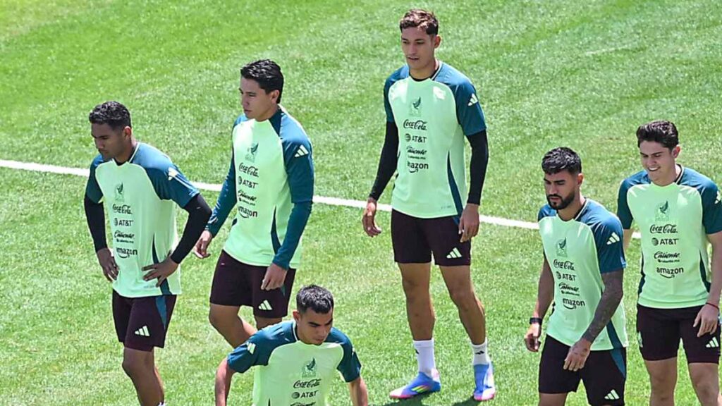 México cambia de concentración en LA tras manifestaciones