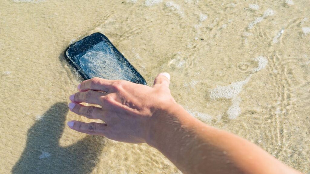 ¿Qué hacer si se moja mi celular? Ve cómo salvarlo con estos 6 pasos