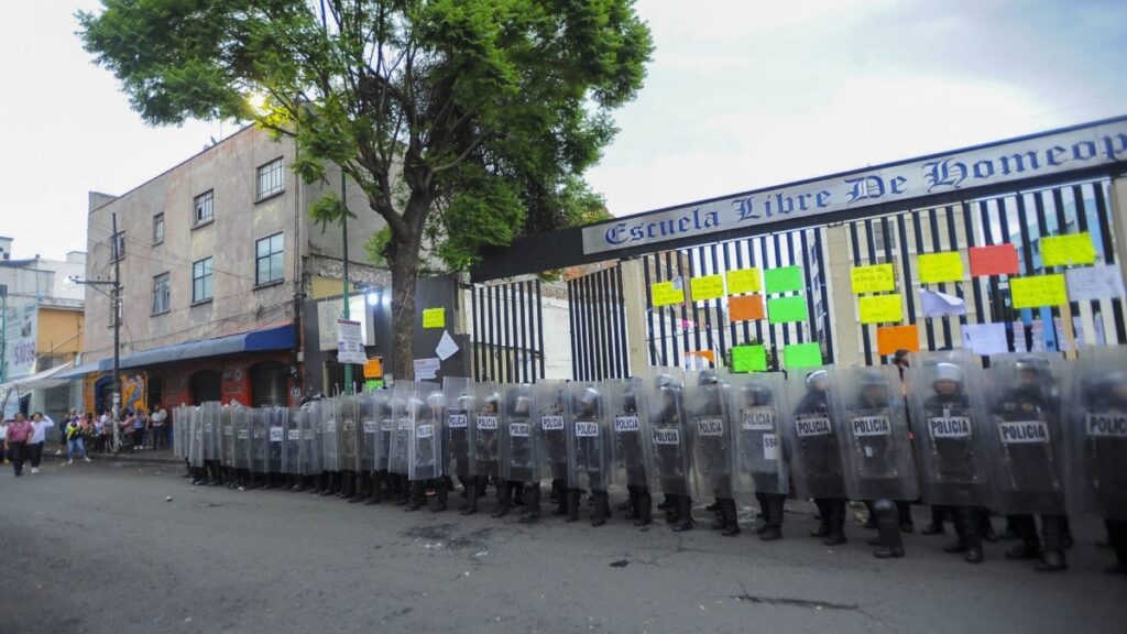 Sigue disputa por cierre de escuela de homeopatía en Tepito para hacerla albergue