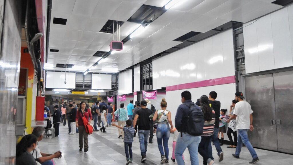 susto-en-metro-sevilla-video-viral-muestra-corto-circuito-que-provoco-explosion-y-caos-en-linea-1