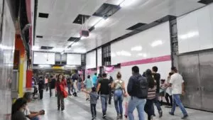 ¡Susto en Metro Sevilla! Video viral muestra cortocircuito que provocó "explosión" y caos en Línea 1