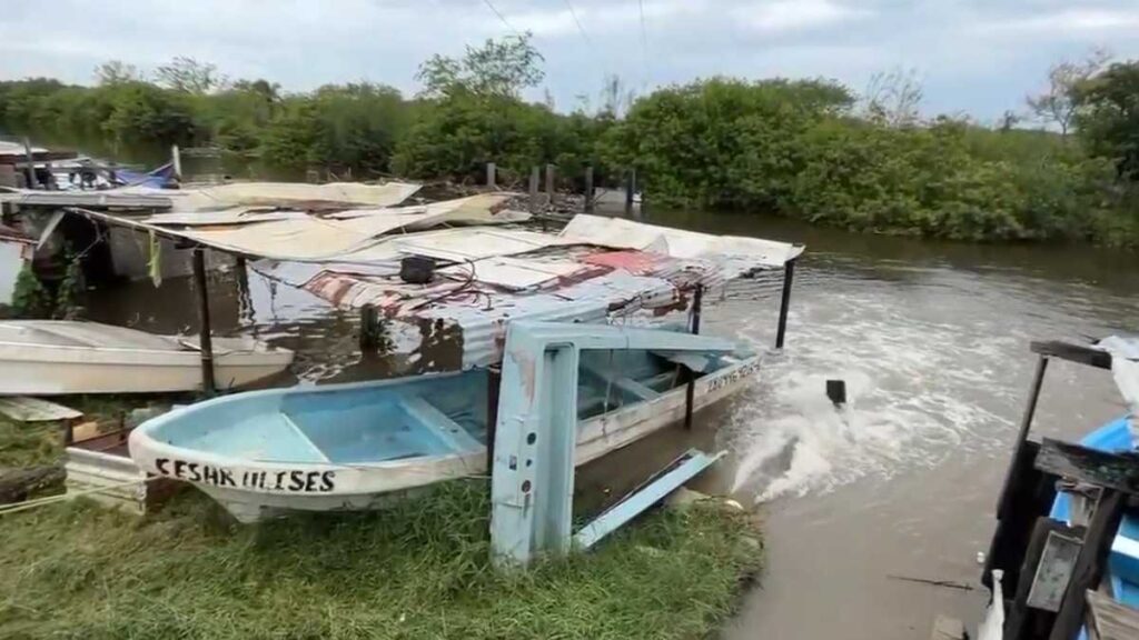 Evacúan familias en Tamaulipas por desbordamientos
