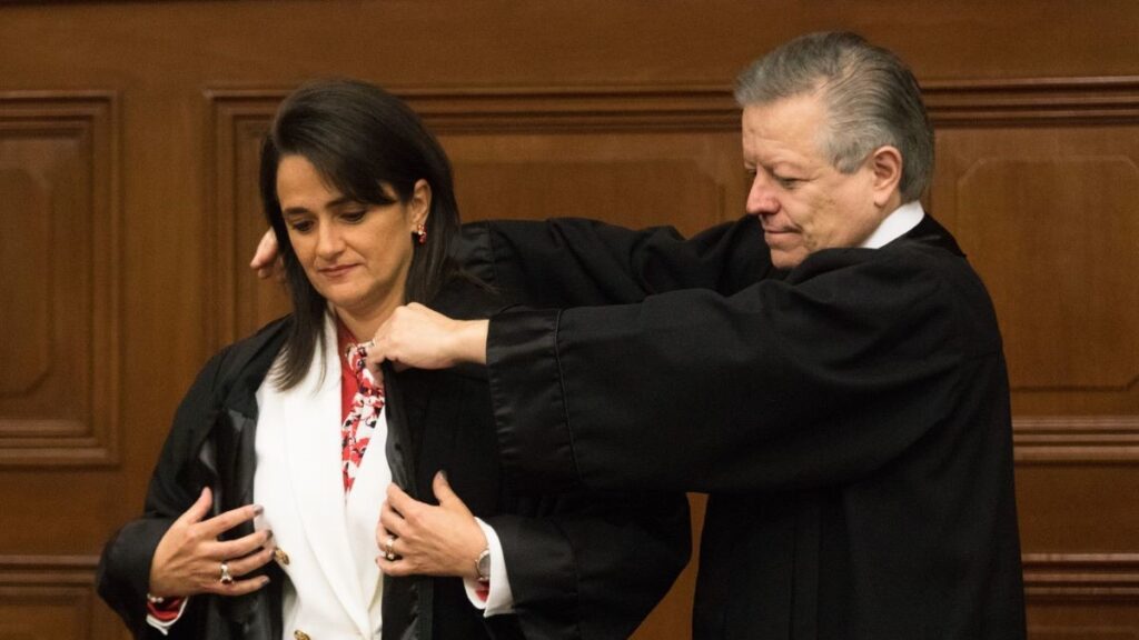 La propuesta de cambiar la toga de ministros de la SCJN genera críticas: ¿es símbolo de justicia o un cambio ideológico?