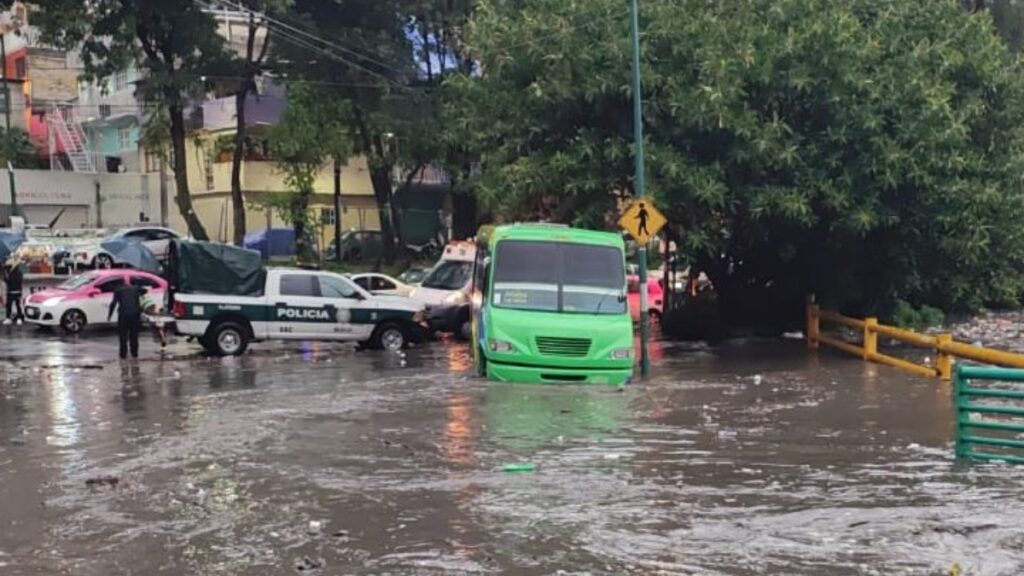 Tras desbordamiento, Presa Río Becerra recupera sus niveles en la Álvaro Obregón; basura y troncos, los causantes