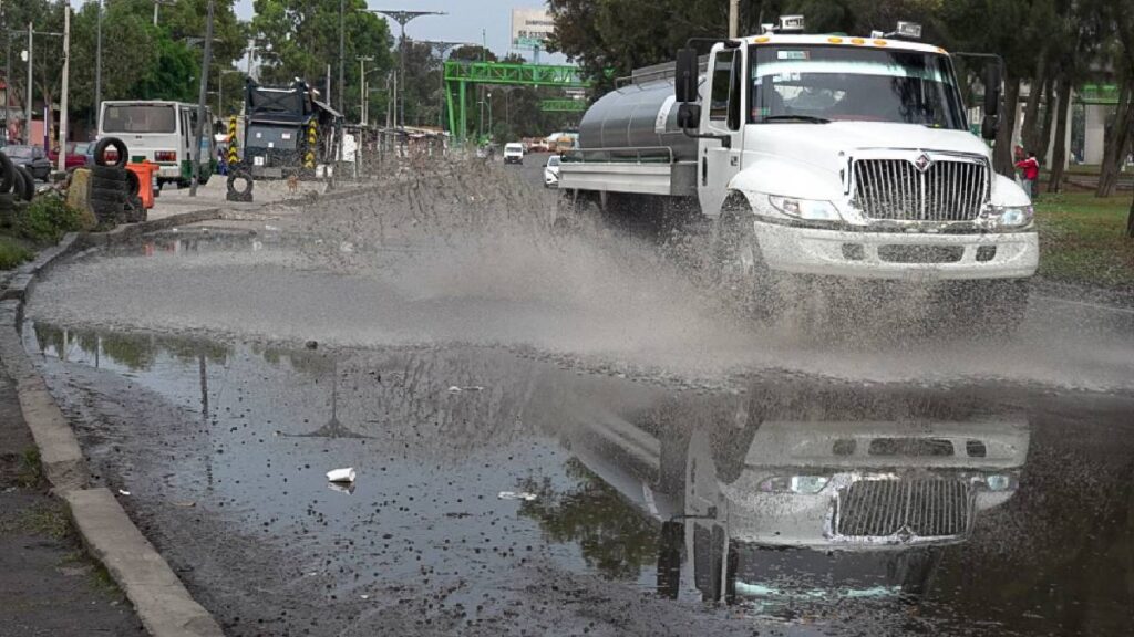 video-fuerte-lluvia-azoto-la-mexico-cuernavaca-arrastro-piedras