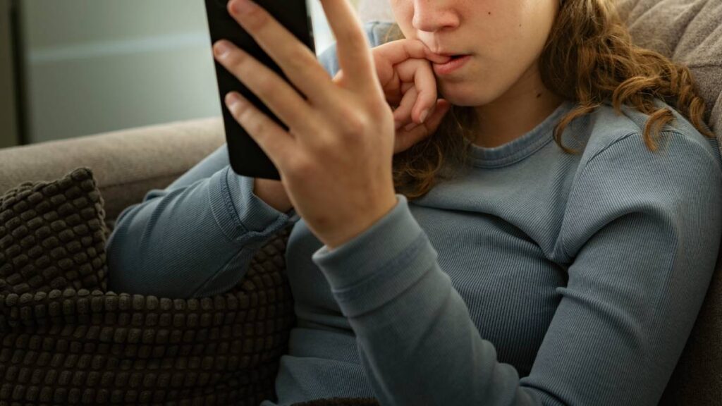 Señalan a funcionario por acosar a menores en Chiapas.