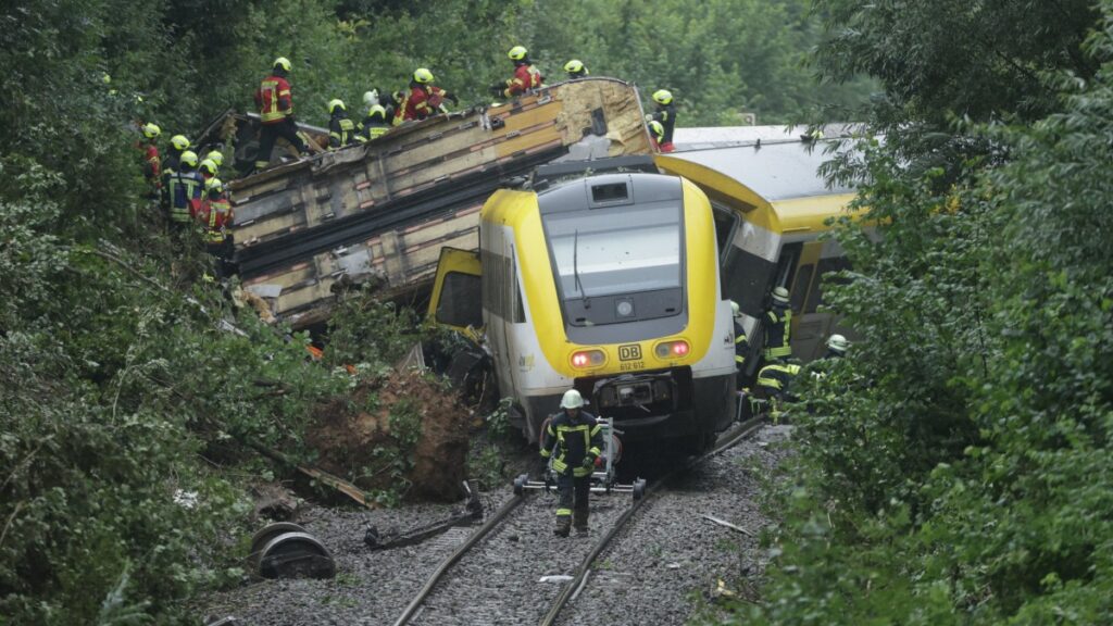 Al menos 3 muertos y decenas de heridos por descarrilamiento de tren de pasajeros en Alemania