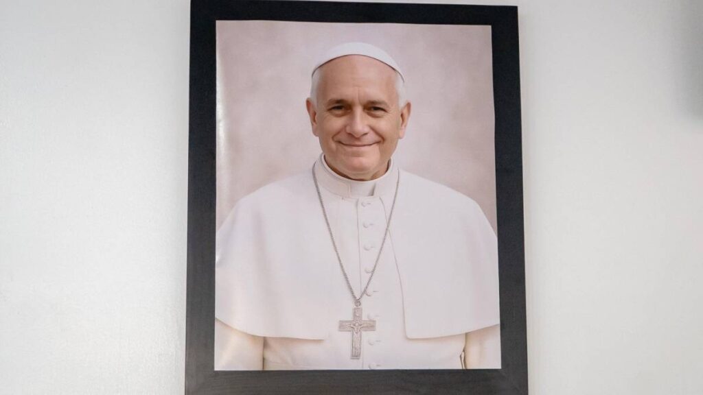 Cien kilos diarios de cartas envían al nuevo Papa León XIV