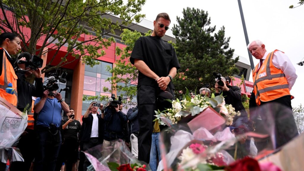 Jordan Henderson, excapitán de Liverpool, devastado al visitar el memorial a Diogo Jota