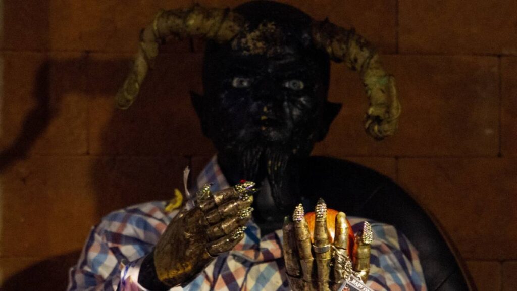 El Ángel Negro es una escultura de diablo con cuernos.